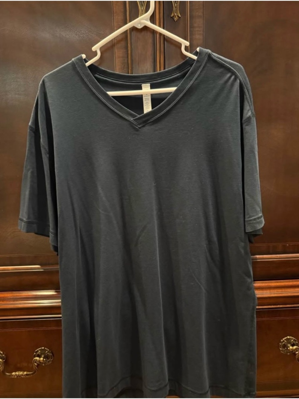 lululemon athletica Men's Dark Navy V-Neck Short Sleeve Tee